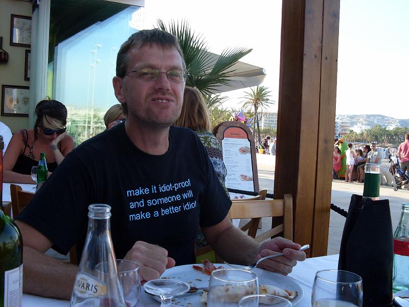 Spanien2010_4 019.jpg - Rainer is enjoying a pizza in a restaurant at Javea beach "Arenal"